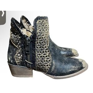 Circle G Booties Size 5 Western Cut Outs Ankle Distressed Black Cowgirl Rodeo